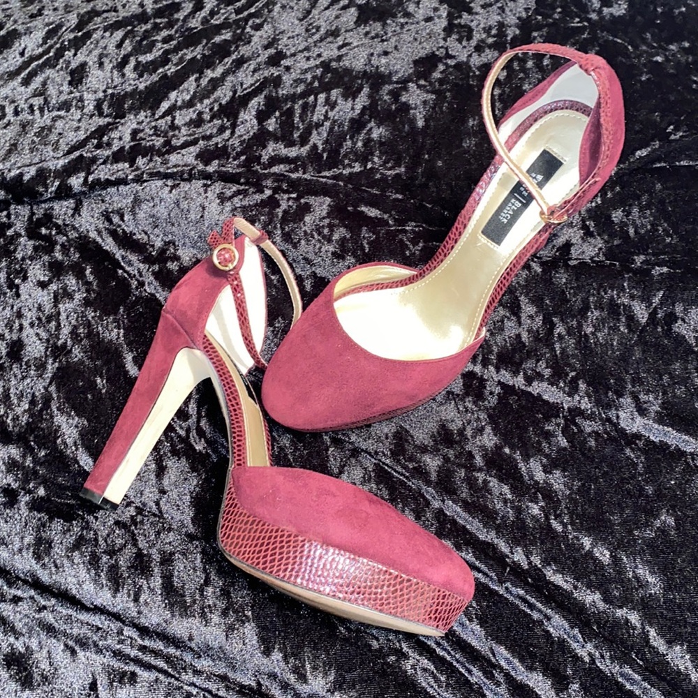 WHITE HOUSE/BLACK MARKET Heels